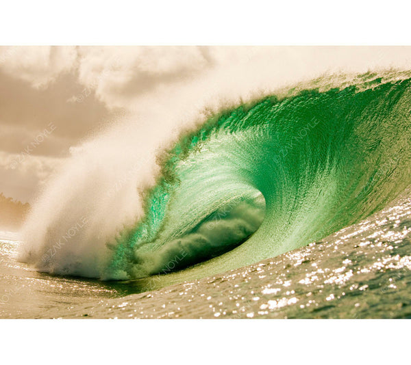 Image of a breaking winter wave at pipeline