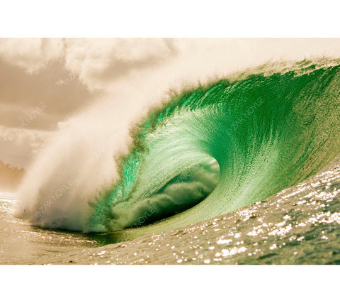 Image of a breaking winter wave at pipeline